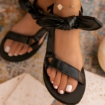 SCHWARZE SCHLEIFEN-SANDALEN